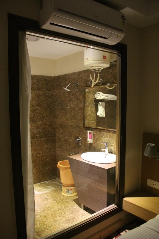 Click Hotel Kohinoor, Ludhiana Esterno foto