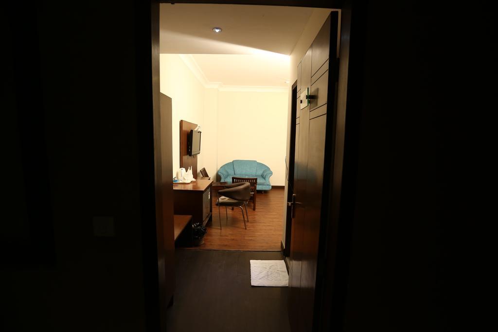 Click Hotel Kohinoor, Ludhiana Esterno foto